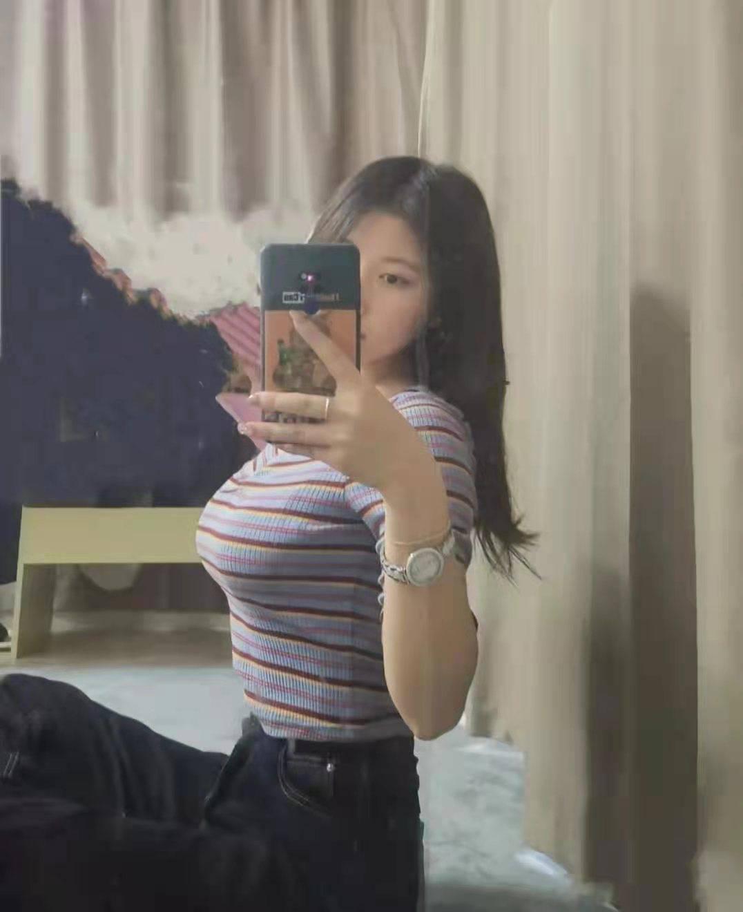 粉粉的奶头，有乳水噢